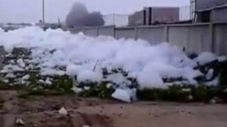 7000 литров геля для душа на улице - смотреть видео (0:45)