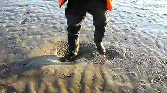 Гуляя по зыбучему песку - смотреть видео (0:23)