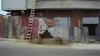 Бесстрашные рабочие на стройке - смотреть видео (1:00)