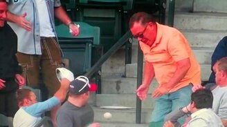 Как не поймать мяч - смотреть видео (0:18)