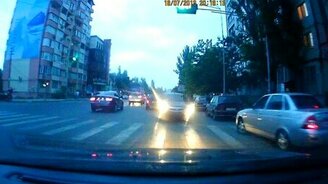 Едет задом вперёд - смотреть видео (1:15)