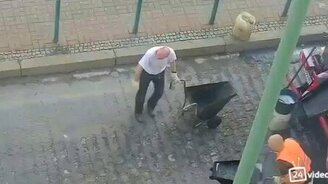 Ручная работа по укладке асфальта - смотреть видео (1:29)