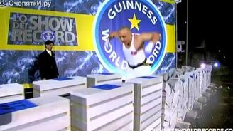 Разбил кулаком бетонные блоки - смотреть видео (1:15)