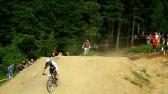 Умело обогнал соперников на велике - смотреть видео (0:53)