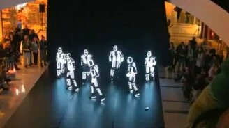 Представление в светодиодных костюмах - смотреть видео (2:39)