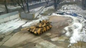 Полицейский разворот танка Т-64Е - смотреть видео (0:29)