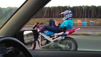 Езда без рук на мотоцикле - смотреть видео (0:28)