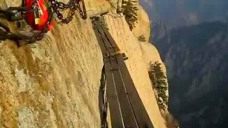 Экстремальное развлечение на горе - смотреть видео (2:53)