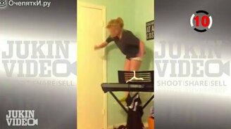 Десятка курьёзных падений и провалов - смотреть видео (1:58)