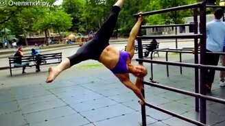 Сильная и гибкая спортсменка - смотреть видео (2:10)