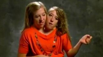 Сиамские близняшки за рулём - смотреть видео (1:52)