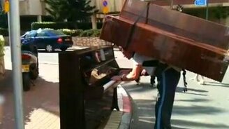 Человек с пианино на спине - смотреть видео (2:16)