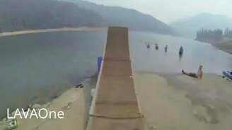 Самый длинный прыжок в озеро - смотреть видео (0:23)