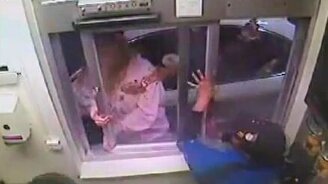 Недовольная в МакДональдсе - смотреть видео (2:40)