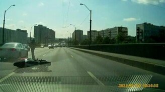 Мастерская остановка мотоциклиста - смотреть видео (0:20)