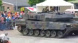 Раздавили танком гнилую иномарку - смотреть видео (3:14)