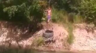 Необыкновенный прыжок в воду - смотреть видео (0:36)