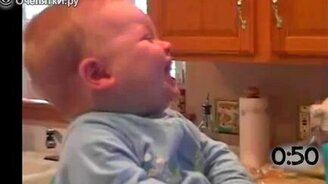 Детишки угарают над чиханьем - смотреть видео (0:59)