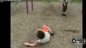 Неудачи на качелях - смотреть видео (0:55)