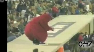 Курьёзы со спортивными талисманами - смотреть видео (0:56)