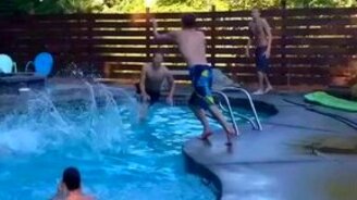 Самый безумный баскетбольный трюк в бассейне - смотреть видео (0:13)