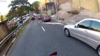 Безбашенный мотоциклист - смотреть видео (0:47)