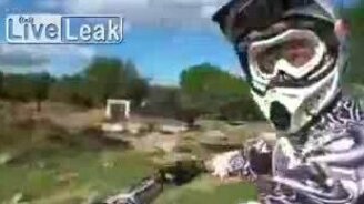 Мотоциклист против безлошадных полицейских - смотреть видео (1:52)