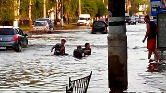 Купание в дорожной луже - смотреть видео (0:25)