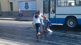 Глупая женщина и битум - смотреть видео (1:33)