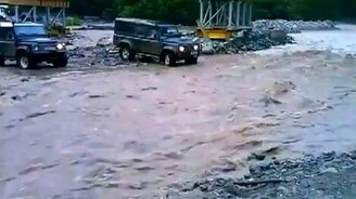 Неудачная переправа через реку на авто - смотреть видео (0:51)