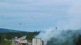 Самолёт тушит пожар на дороге - смотреть видео (0:42)