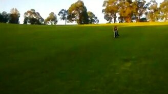 Летающая на самокате - смотреть видео (0:33)