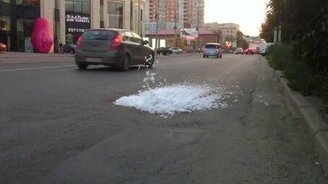 Пена брызжет из асфальта - смотреть видео (0:29)