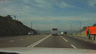 Авиатехника над дорогой - смотреть видео (0:41)