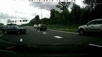 Машины закружились в вальсе - смотреть видео (0:33)