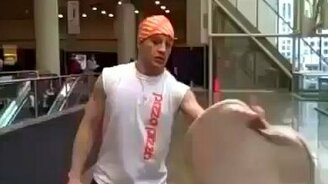 Мастерски жонглирует тестом - смотреть видео (0:50)