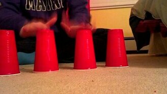 Мелодия на пластиковых стаканчиках - смотреть видео (0:22)