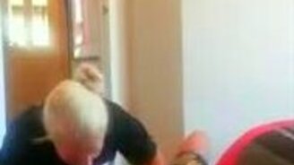 Электрик разыграл жену - смотреть видео (0:20)