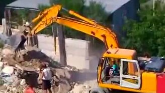 Ребёнок на экскаваторе - смотреть видео (2:15)