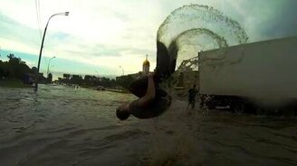 Безумцы против наводнения в городе - смотреть видео (3:47)