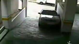 Вся суть женщины за рулём - смотреть видео (0:30)