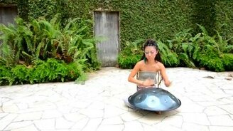 Девушка играет на ханге - смотреть видео (3:03)