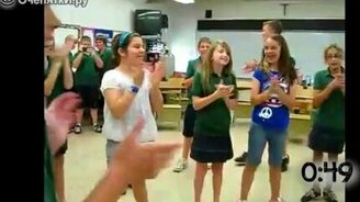 Дети танцуют танец маленьких утят - смотреть видео (0:54)