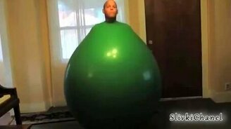 Мужик в надувном шаре - смотреть видео (0:27)