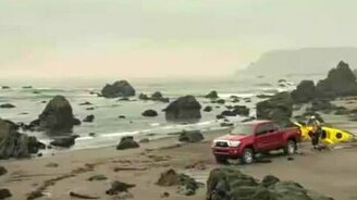 Искупал в море свой пикап - смотреть видео (0:20)