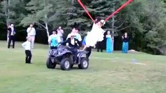 Как правильно невесте кидать букет - смотреть видео (2:23)