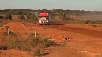 Просто безумнейший прыжок на тягаче - смотреть видео (0:37)