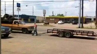 Провальная погрузка пикапа - смотреть видео (0:57)