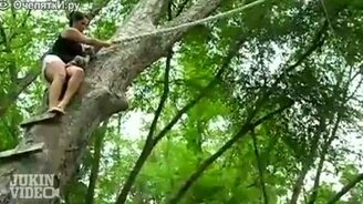 Слабачка на тарзанке - смотреть видео (0:33)
