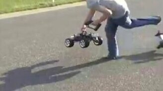 Машинка сбила парня с ног - смотреть видео (0:05)